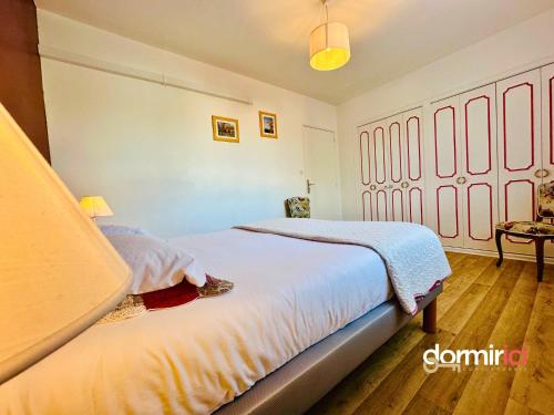 ein Schlafzimmer mit zwei Betten in einem Zimmer in der Unterkunft SOLEIL LEVANT - Terrasse, clim, jardin & BBQ in Arvert