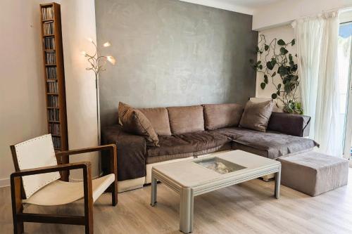 un salon avec un canapé et une table basse dans l'établissement Comfortable 1 bedroom apartment - city center, à Hyères
