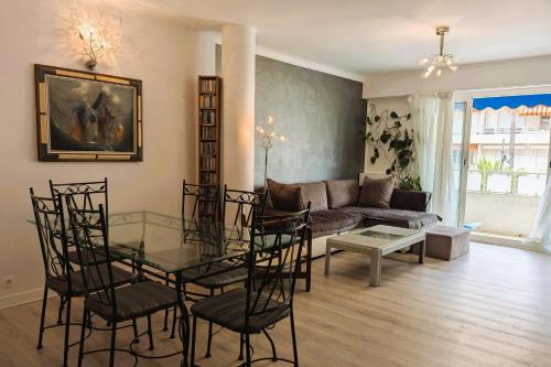 un salon avec une table et un canapé dans l'établissement Comfortable 1 bedroom apartment - city center, à Hyères