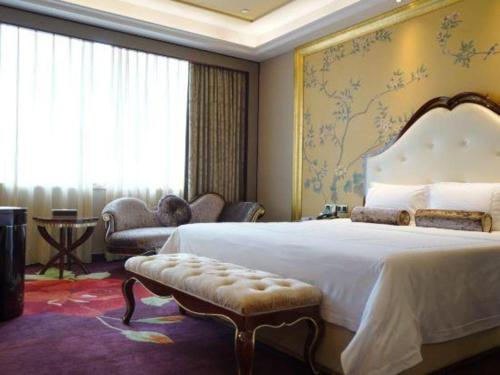 Postel nebo postele na pokoji v ubytování Riverside International Hotel