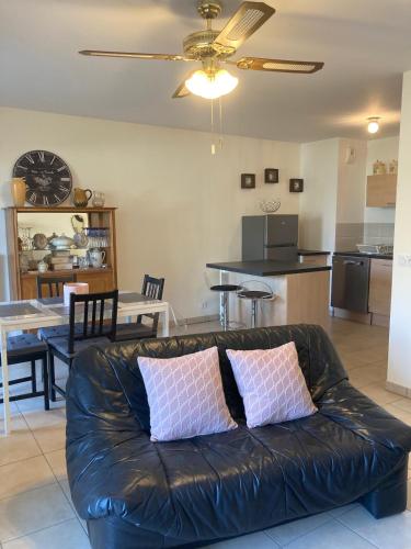 Appartement T3 63 m2 rez-de-chaussée, residence Schweitzer 2 chambres garage et jardin