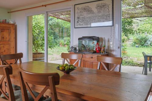 a dining room with a table and a fish tank at O Grand Air in Saint-Saturnin-lès-Avignon