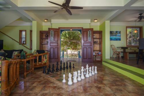 Fotografie z fotogalerie ubytování Toucan Dance Villa - 3BR Beachfront wPool Ocean Views v destinaci Maya Beach