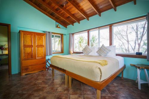 Postel nebo postele na pokoji v ubytování Toucan Dance Villa - 3BR Beachfront wPool Ocean Views