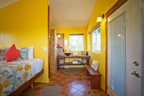 Postel nebo postele na pokoji v ubytování Toucan Dance Villa - 3BR Beachfront wPool Ocean Views