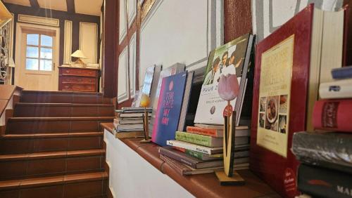 a shelf with books and a flower on it at Altes Pfarrhaus Hotel und Restaurant in Bad Überkingen