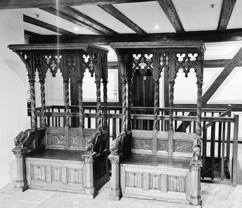 a black and white photo of a room with a bed at Altes Pfarrhaus Hotel und Restaurant in Bad Überkingen