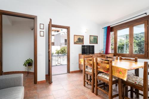 a kitchen and dining room with a table and chairs at Domo Santu Jorji in Onifai