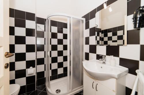 a bathroom with a black and white checkered wall at CASA PAPADIA in Uggiano la Chiesa