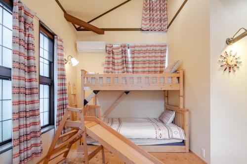 - pokój z łóżkami piętrowymi w małym domku w obiekcie 夢 HAKONE Villa 030H w mieście Hakone