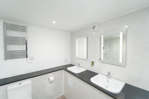 Ivy Bush Royal Hotel by Compass Hospitalityにあるバスルーム
