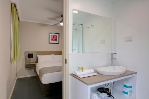 Bathroom sa Beachpark Apartments Coffs Harbour