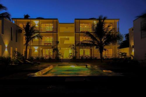 Bazén v ubytování Ahadi Beachfront by YourHost 2 bedroom Kilifi nebo v jeho okolí