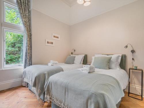 Postel nebo postele na pokoji v ubytování 2 Bed in High Stott Park SZ489