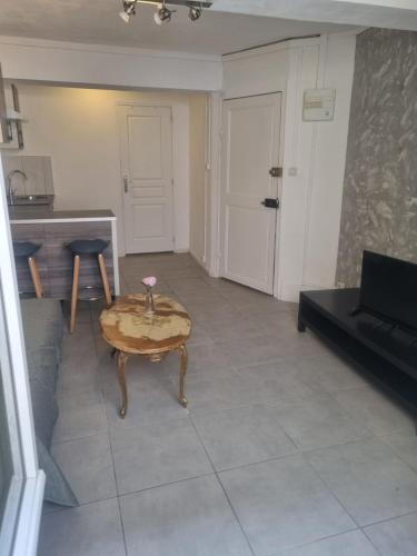 un salon avec une table et un canapé dans l'établissement Studio équipé hyper centre, à Valence