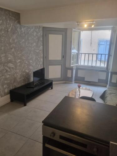 un salon avec un canapé et une table dans l'établissement Studio équipé hyper centre, à Valence