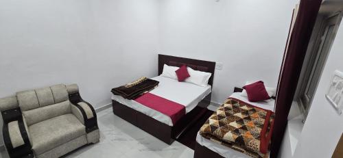 a small bedroom with a bed and a couch at Heart Heaven Home Stay in Nākuri