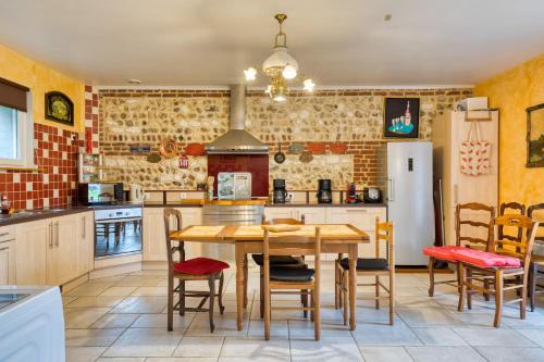 Η κουζίνα ή μικρή κουζίνα στο Maison de vacances and B&B clos des hogues entre Etretat et Fécamp
