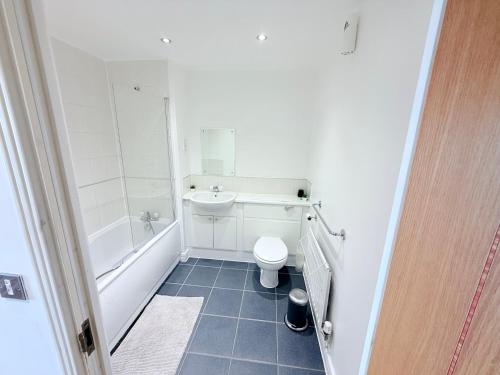 a bathroom with a toilet and a tub and a sink at Luxury 2Bed Room Riverview Apartment in Greenwich
