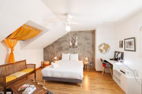 une chambre avec un lit blanc et un bureau dans l'établissement Le Duplex Preize chez Stéphane et Sabrina, à Troyes