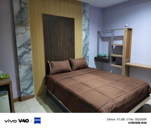 a bedroom with a large bed in a room at ไดซูแนลรีสอร์ท in Ban Nong Chaeng