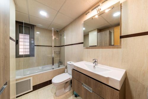 une salle de bain avec un lavabo, des toilettes et un miroir dans l'établissement Apartamento en Delicias 'Hector' - Parking Incluido, à Saragosse