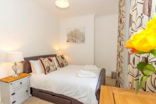 a small bedroom with a bed and a desk at Raleigh by Pureserviced in Plymouth