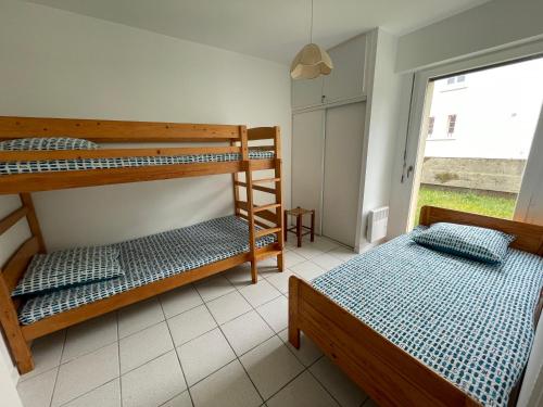 deux lits superposés dans une chambre avec fenêtre dans l'établissement appartement pied dans l'eau Bonne source, à Pornichet