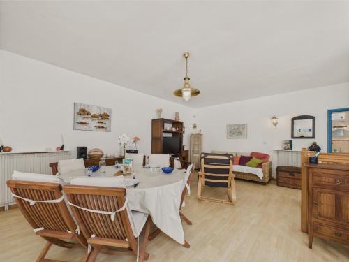 une salle à manger et un salon avec une table et des chaises dans l'établissement 200 m de la plage - Plein centre - Cour intérieure, à Les Sables-dʼOlonne
