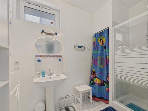 une salle de bain blanche avec un lavabo et une douche dans l'établissement 200 m de la plage - Plein centre - Cour intérieure, à Les Sables-dʼOlonne