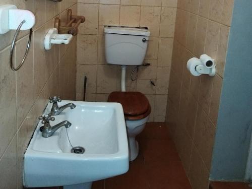 Bilik mandi di Eneco Lodge
