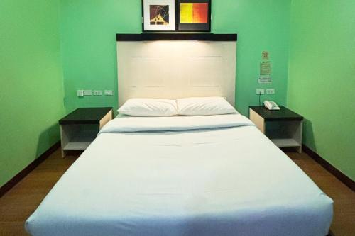 Postel nebo postele na pokoji v ubytování Sugbutel Family Hotel Cebu powered by Cocotel