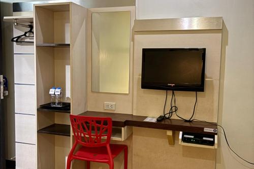 TV a/nebo společenská místnost v ubytování Sugbutel Family Hotel Cebu powered by Cocotel