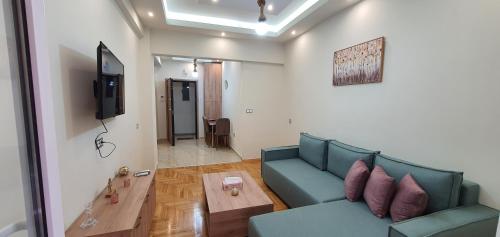 ピレウスにあるNear the Pasha Limaniのソファとテーブルのあるリビングルーム