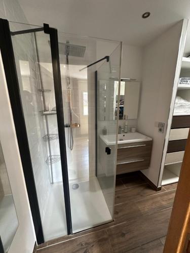 une salle de bain avec douche et lavabo dans l'établissement Spacieuse maison de vacances à proximité des plages, à Torreilles