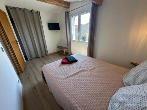 une chambre avec un lit et une fenêtre dans l'établissement Spacieuse maison de vacances à proximité des plages, à Torreilles
