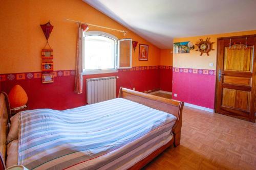 une chambre avec un lit et une fenêtre dans l'établissement Villa Les Capucines by Villa Plus, à La Garde