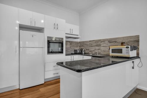Una cocina o cocineta en Aquarius Merimbula
