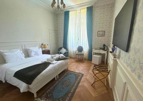 Ένα ή περισσότερα κρεβάτια σε δωμάτιο στο Château de Saint-Bohaire