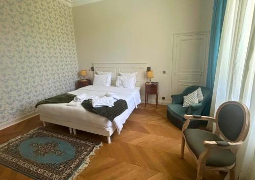 Ένα ή περισσότερα κρεβάτια σε δωμάτιο στο Château de Saint-Bohaire