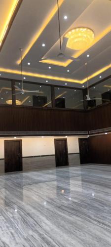 デーオーガルにあるMaheshwari Bhawanの照明のある大きな部屋の空のダンスフロア