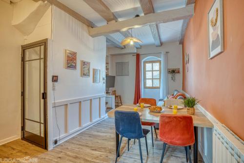 une salle à manger avec une table et des chaises dans l'établissement COSY CAHORS Maison charmante au cœur du centre historique, à Cahors