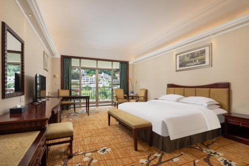 Postel nebo postele na pokoji v ubytování Guangzhou Phoenix City Hotel-Free Shuttle for Canton Fair 15th Oct to 5th Nov