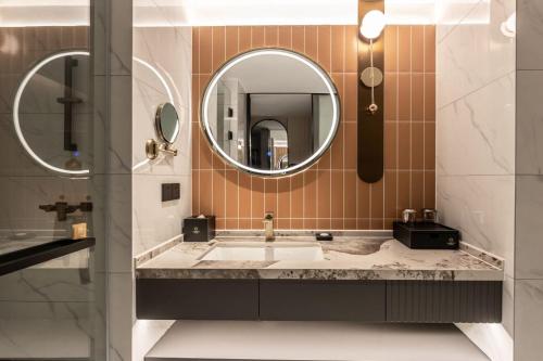 a bathroom with a sink and a mirror at Yujian Meihao Hotel in Xingsha
