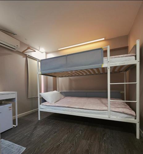 Ліжко або ліжка в номері Olive Hostel Dongdaemun