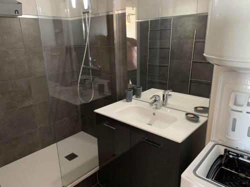 une salle de bain avec un lavabo et une douche dans l'établissement Le grand voilier Saint Hilaire de Riez, à Saint-Hilaire-de-Riez