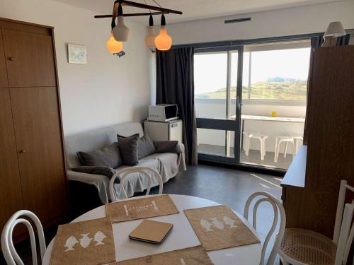 un salon avec un canapé et une table dans l'établissement Le grand voilier Saint Hilaire de Riez, à Saint-Hilaire-de-Riez