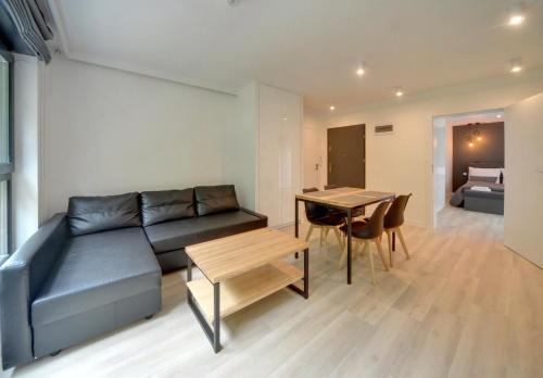 Nowoczesny Apartament Sun Seasons 24 w Karpaczu z Parkingiem i Balkonem by Noclegi Renters