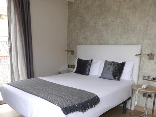 Postel nebo postele na pokoji v ubytování Hotel Lloret Ramblas