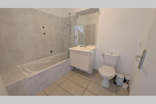 une salle de bain avec toilettes, baignoire et lavabo dans l'établissement Coquet T3 duplex - Sierra Nevada 245, à Canet